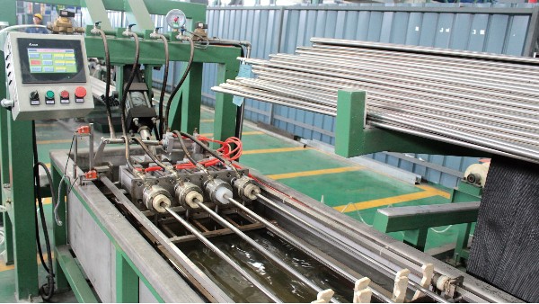 304不銹鋼焊管在流體輸送領(lǐng)域有哪些優(yōu)勢？